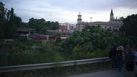 Kereta kargo yang membawa kalium tergelincir saat memasuki stasiun Sant Boi di timur laut Spanyol. Kemudian menabrak bagian depan kereta penumpang yang baru saja keluar dari stasiun.