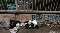 Berdasarkan pantauan tim detikcom pada pukul 10.30 WIB, sejumlah sampah yang didominasi sampah plastik terlihat berserakan di JPO.