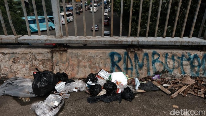 Sampah berserakan di jembatan penyeberangan orang (JPO) yang ada di Kampung Rambutan. Sampah yang berserakan membuat JPO tersebut tampak jorok.
