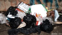 Sampah-sampah yang berserakan menimbulkan kesan tidak terawat di JPO tersebut.