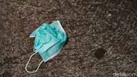 Selain sampah plastik, terlihat pula masker bekas pakai yang dibuang begitu saja di area JPO.