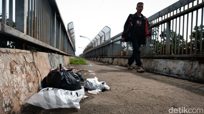 Duh Jorok, Sampah Berserakan di JPO Kampung Rambutan Sampah berserakan di jembatan penyeberangan orang (JPO) yang ada di Kampung Rambutan. Sampah yang berserakan membuat JPO tersebut tampak jorok.