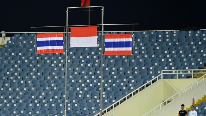 Eki Febri Sumbang Medali Emas SEA Games untuk Indonesia Atlet Indonesia Eki Febri Ekawati membentangkan bendera Merah Putih usai pengalungan medali nomor tolak peluru putri SEA Games 2021 Vietnam di Stadion Nasional My Dinh, Hanoi, Vietnam, Selasa (17/5/2022). Eki Febri meraih medali emas setelah melakukan tolakan terbaik sejauh 15,2 meter. ANTARA FOTO/Aditya Pradana Putra/rwa.