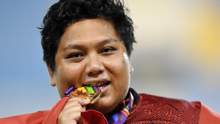 Eki Febri Sumbang Medali Emas SEA Games untuk Indonesia Atlet Indonesia Eki Febri Ekawati membentangkan bendera Merah Putih usai pengalungan medali nomor tolak peluru putri SEA Games 2021 Vietnam di Stadion Nasional My Dinh, Hanoi, Vietnam, Selasa (17/5/2022). Eki Febri meraih medali emas setelah melakukan tolakan terbaik sejauh 15,2 meter. ANTARA FOTO/Aditya Pradana Putra/rwa.