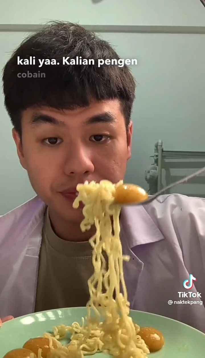 Unik! TikToker Ini Ciptakan Mie Kuah yang Bisa Pecah di Mulut