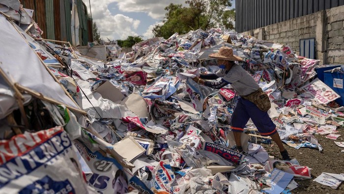 Filipina Ubah Poster Bekas Kampanye Jadi Batu Bata, Begini Potretnya Workers sort through piles of campaign posters left over from the national election at a recycling facility in Marikina City, Philippines, May 12, 2022. REUTERS/Eloisa Lopez