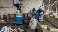 Setelah diproses lebih lanjut, plastik diubah menjadi batu bata yang dapat digunakan di sekolah, taman, dan proyek pembangunan komunitas lainnya.