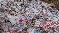 Setelah berakhirnya pemilihan presiden 9 Mei, banyak sampah plastik yang ditimbulkan dari sisa poster kampanye.