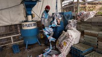 Setelah bahan kampanye disortir, semua produk berbahan dasar plastik dimasukkan ke dalam mesin pencacah untuk digiling menjadi butiran plastik.