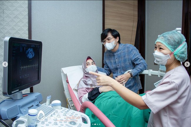Anisa menikah dengan Anandito Dwi Sepdiawan pada 16 September 2018. Anisa menceritakan perjuangannya untukk mendapatkan buah hati. Nah, aku mau cerita sedikit perjalanan panjang aku dan suami demi mendapatkan buah hati. Sebelumnya, aku memiliki masalah penyumbatan di kedua tuba falopi dan juga adanya polip di rahim. Sedangkan suami @ananditodwis memiliki masalah kualitas spermanya. Akhirnya, selama 3 bulan lebih kita ngejalanin pola hidup yang sehat, dengan bimbingan @dr.andronikos.spand Alhamdulillah, hasilnya menunjukkan kualitas sperma membaik, kata Anisa. Foto: Dok. pribadi @anisarahma_12.
