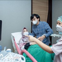 Anisa menikah dengan Anandito Dwi Sepdiawan pada 16 September 2018. Anisa menceritakan perjuangannya untukk mendapatkan buah hati. Nah, aku mau cerita sedikit perjalanan panjang aku dan suami demi mendapatkan buah hati. Sebelumnya, aku memiliki masalah penyumbatan di kedua tuba falopi dan juga adanya polip di rahim. Sedangkan suami @ananditodwis memiliki masalah kualitas spermanya. Akhirnya, selama 3 bulan lebih kita ngejalanin pola hidup yang sehat, dengan bimbingan @dr.andronikos.spand Alhamdulillah, hasilnya menunjukkan kualitas sperma membaik, kata Anisa. Foto: Dok. pribadi @anisarahma_12.