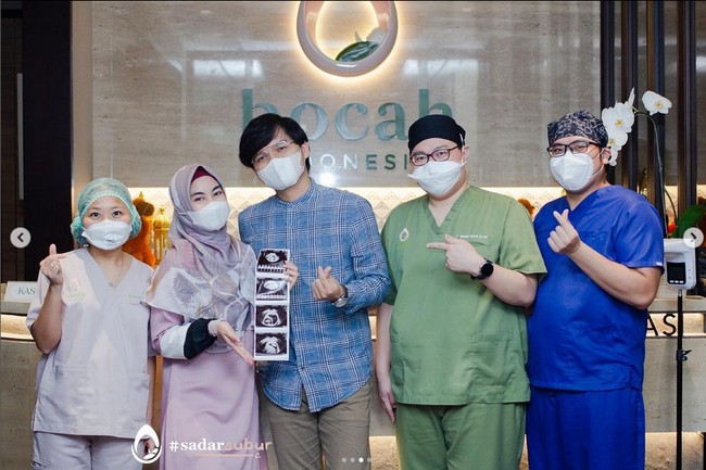 Anisa dibantu oleh dr.Beeleonie,BMedSc,SpOG,KFER untuk menjalani histeroskopi untuk mengangkat polip-polip yang ada di rahim Anisa. Setelah semua permasalahan Anisa dan Dito diatasi, perjalanan bayi tabung mereka dimulai. Aku di sini mau sharing bahwa proses panjang yang kami jalani nggak mudah, banyak pasang surutnya. Bahkan aku sempet istirahat dan break selama 1 tahun. Kuncinya, sebagai pasangan harus saling menyemangati dan berjuang, bukan salah satunya aja. Karena kan emang memiliki buah hati itu keinginan berdua bukan salah satunya aja, ungkap Anisa. Foto: Dok. pribadi @anisarahma_12.