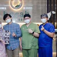 Anisa dibantu oleh dr.Beeleonie,BMedSc,SpOG,KFER untuk menjalani histeroskopi untuk mengangkat polip-polip yang ada di rahim Anisa. Setelah semua permasalahan Anisa dan Dito diatasi, perjalanan bayi tabung mereka dimulai. Aku di sini mau sharing bahwa proses panjang yang kami jalani nggak mudah, banyak pasang surutnya. Bahkan aku sempet istirahat dan break selama 1 tahun. Kuncinya, sebagai pasangan harus saling menyemangati dan berjuang, bukan salah satunya aja. Karena kan emang memiliki buah hati itu keinginan berdua bukan salah satunya aja, ungkap Anisa. Foto: Dok. pribadi @anisarahma_12.