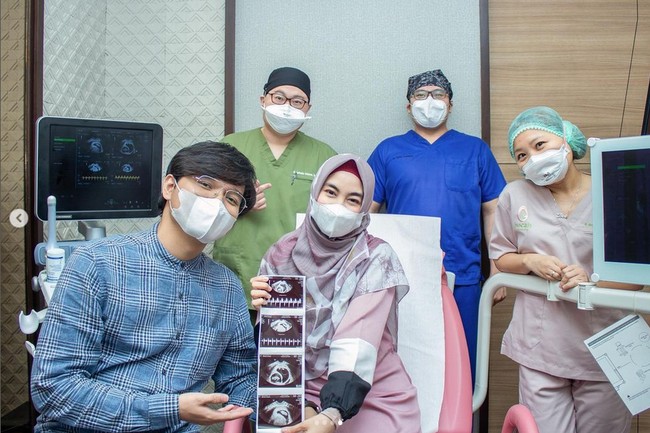 Anak bungsu dari empat bersaudara ini terkejut dan bahagia ketika mengetahui mengandung anak kembar dari program bayi tabung. Program bayi tabung yang aku jalani berjalan lancar dan berhasil. Dan yang buat kami terkejut juga, ada bayi kembar dalam rahim aku 😭 insyaAllah semoga Allah jaga selalu, kami berdua akan menyambut baby twins ini 🥰🥰, ucap haru Anisa. Foto: Dok. pribadi @anisarahma_12.