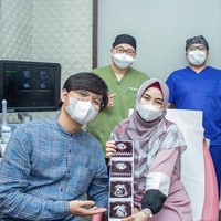 Anak bungsu dari empat bersaudara ini terkejut dan bahagia ketika mengetahui mengandung anak kembar dari program bayi tabung. Program bayi tabung yang aku jalani berjalan lancar dan berhasil. Dan yang buat kami terkejut juga, ada bayi kembar dalam rahim aku 😭 insyaAllah semoga Allah jaga selalu, kami berdua akan menyambut baby twins ini 🥰🥰, ucap haru Anisa. Foto: Dok. pribadi @anisarahma_12.