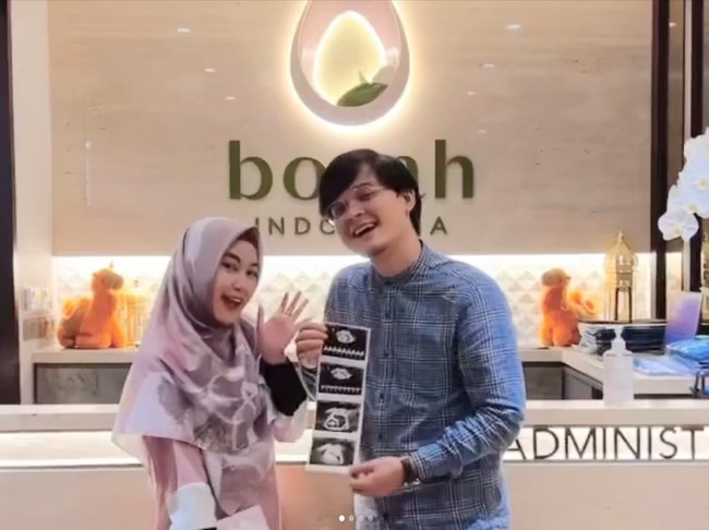 Wanita kelahiran 12 Oktober 1990 itu memberikan saran bagi pejuang garis dua agar tetap semangat dan ikhtiar. Dan untuk para pejuang dua garis di luar sana, sebagai pasangan jangan saling menuntut. Jangan stres, dibikin nyaman aja. Jangan patah semangat kalau waktunya sudah tepat akan datang masa-masa indah itu. Harus ikhlas menerima ketentuan Allah tapi jangan lupa iringi dengan ikhtiar dan selalu berdoa. Semoga penantian kalian juga berakhir bahagia, sebutnya. Foto: Dok. Instagram @ananditodwis.