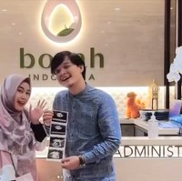 Wanita kelahiran 12 Oktober 1990 itu memberikan saran bagi pejuang garis dua agar tetap semangat dan ikhtiar. Dan untuk para pejuang dua garis di luar sana, sebagai pasangan jangan saling menuntut. Jangan stres, dibikin nyaman aja. Jangan patah semangat kalau waktunya sudah tepat akan datang masa-masa indah itu. Harus ikhlas menerima ketentuan Allah tapi jangan lupa iringi dengan ikhtiar dan selalu berdoa. Semoga penantian kalian juga berakhir bahagia, sebutnya. Foto: Dok. Instagram @ananditodwis.