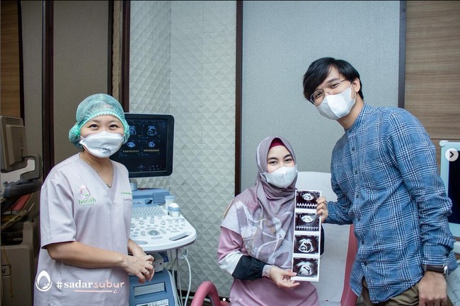 Mantan personel girlband Cherrybelle, Anisa Rahma Adi mengunggah foto sedang mengandung anak kembar. Anisa dan suami, Anandito Dwis terlihat bahagia setelah empat tahun penantian. Alhamdulillaaahh 😭🙏🏻Akhirnya penantian aku dan suami selama 4 tahun berbuah manis.. MasyaAllah Tabarakallah atas izin Allah kami dititipkan calon malaikat kecil dalam keluarga kami 🥰🤍, tulis @anisarahma_12. Foto: Dok. pribadi @anisarahma_12.