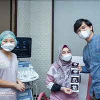 Mantan personel girlband Cherrybelle, Anisa Rahma Adi mengunggah foto sedang mengandung anak kembar. Anisa dan suami, Anandito Dwis terlihat bahagia setelah empat tahun penantian. Alhamdulillaaahh 😭🙏🏻Akhirnya penantian aku dan suami selama 4 tahun berbuah manis.. MasyaAllah Tabarakallah atas izin Allah kami dititipkan calon malaikat kecil dalam keluarga kami 🥰🤍, tulis @anisarahma_12. Foto: Dok. pribadi @anisarahma_12.