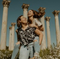 Tahun ini, sekitar 4.000 foto didaftarkan oleh fotografer di seluruh dunia untuk mengikuti kontes bergengsi tersebut. Setelah melalui seleksi ketat, didapatlah 50 foto pre-wedding terbaik. Ini dia 10 di antaranya. Foto: Dok. Junebug Weddings