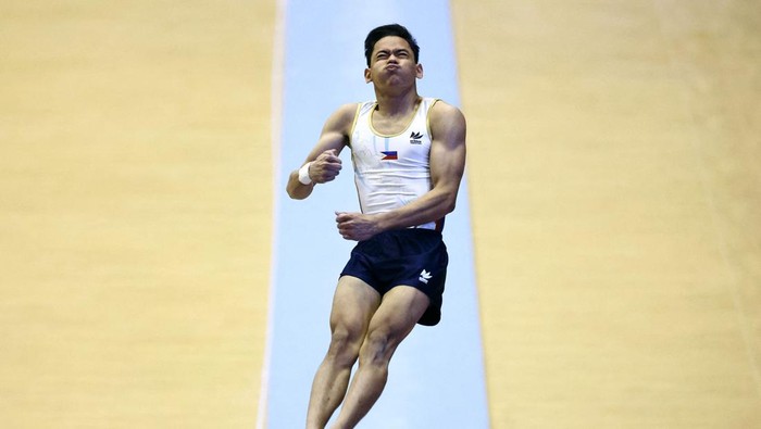 Sejumlah atlet unjuk gigi pada cabang olahraga senam artistik SEA Games di Vietnam. Ini dia gerakan dan ekspresi para pesenam saat tampil di cabor tersebut.