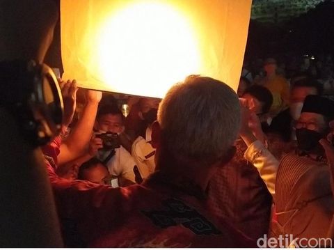 Ganjar Pranowo (membelakangi kamera) saat menerbangkan lampion di Candi Borobudur, Senin (16/5/2022) malam.