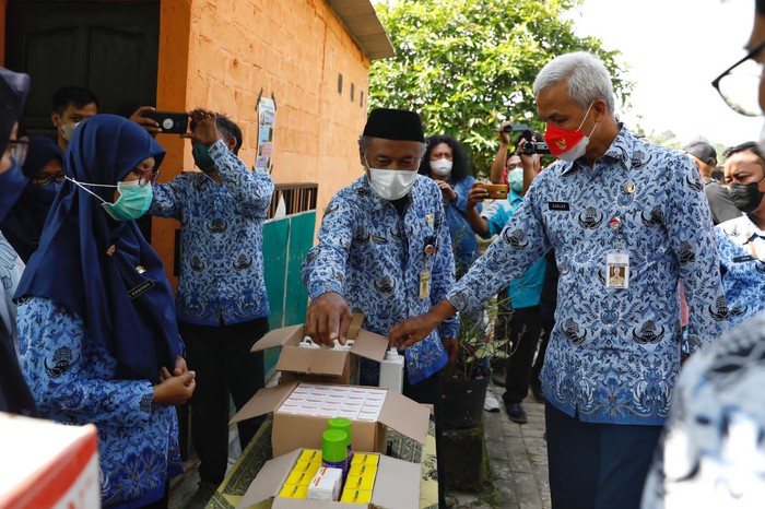 Ganjir Bagian Obat dkk buat Peternak Ganjir Bagian Obat dkk buat Peternak