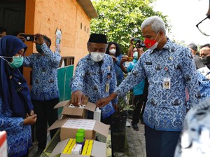 Cegah PMK, Ganjar Beri Bantuan Obat hingga Vitamin Hewan ke Peternak