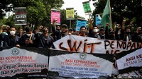 Aksi yang diikuti oleh ratusan petani sawit dari 22 provinsi Indonesia ini digelar sebagai protes atas larangan ekspor Crude Palm Oil (CPO) cs.