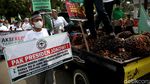 Geruduk Kantor Menko Perekonomian, Petani Ramai-ramai Bawa Buah Sawit
