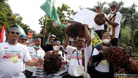 Massa yang tergabung dalam Asosiasi Petani Kelapa Sawit Indonesia (APKASINDO) menggelar aksi unjuk rasa di depan kantor Menko Perekonomian di Jakarta, Selasa (17/5/2022).