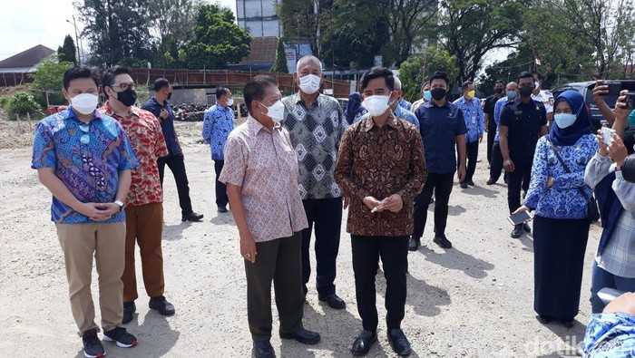 Wali Kota Solo Gibran Rakabuming meninjau proyek pembangunan waterpark di Jebres, Selasa (17/5/2022).