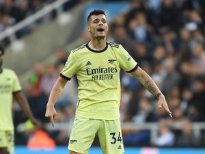 Xhaka Kecam Rekan Setim, eh Kena Semprot Gary Neville