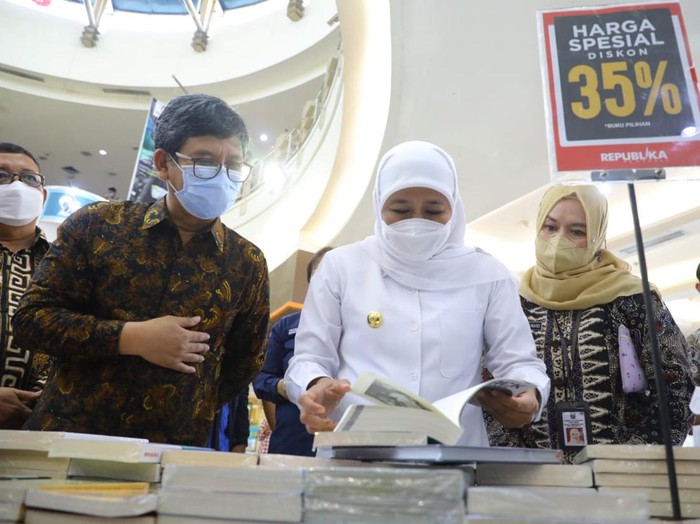 Gubernur Jatim Khofifah Indar Parawansa membuka acara Festival Hari Buku Nasional 2022 di Maspion Square, Surabaya