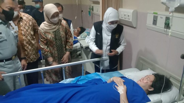 Gubernur Khofifah  jenguk korban kecelakaan bus tol Sumo di RS Citra Medika