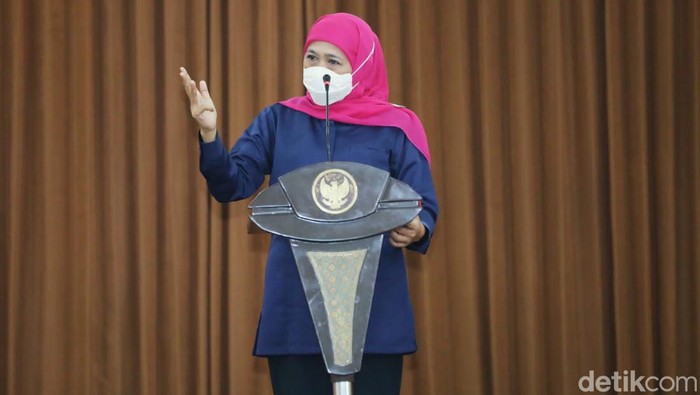 Presiden Joko Widodo (Jokowi) mengizinkan warga tak menggunakan masker ketika berada di luar ruangan. Gubernur Jatim Khofifah Indar Parawansa menyebut, ini proses menuju hidup yang lebih baik.