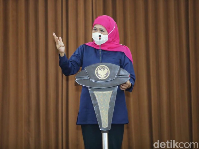 Presiden Joko Widodo (Jokowi) mengizinkan warga tak menggunakan masker ketika berada di luar ruangan. Gubernur Jatim Khofifah Indar Parawansa menyebut, ini proses menuju hidup yang lebih baik.