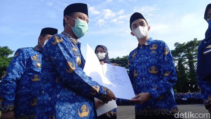 Gubernur Sulsel Andi Sudirman Sulaiman menyerahkan SK kepada CPNS dan PPPK di lingkup Pemprov Sulsel