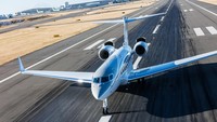 Elon Musk diketahui sudah tak memiliki rumah. Dia mengaku benar-benar tinggal di sebuah rumah kontrakan setelah menjual seluruh rumahnya dekat SpaceX, tepatnya di Boca Chica, Texas. Tapi untuk jet dia harus punya. Alasannya supaya lebih cepat dari satu tempat ke tempat lain, sehingga tak kehilangan waktu buat kerja.  Foto: Gulfstream
