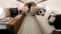 Kabin pesawat itu punya 16 jendela panorama. Terpasang juga televisi 32 inch, outlet daya serta fasilitas WiFi. Bisa pula direbahkan menjadi tempat tidur. Kapasitas maksimal penumpangnya hingga 13 orang. Foto: Gulfstream