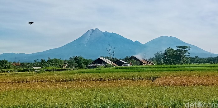 Gunung Merapi dilihat dari kecamatan Ngawen dan Klaten Selatan, Selasa (17/5/2022).
