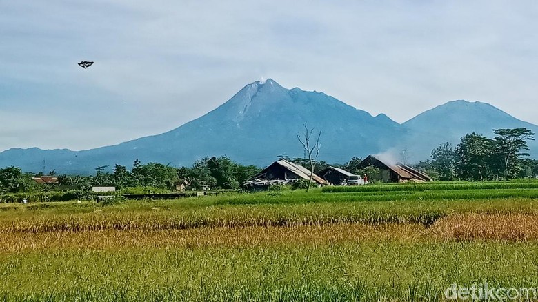 Gunung Merapi dilihat dari kecamatan Ngawen dan Klaten Selatan, Selasa (17/5/2022).