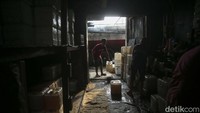 Sementara harga minyak goreng curah di salah satu agen Pasar Kebayoran dibanderol dengan harga Rp 244 ribu per jerigen.