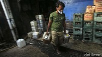 Pembeli mengaku menjual kembali dari agen dengan harga Rp 18 ribu per kilogram.
