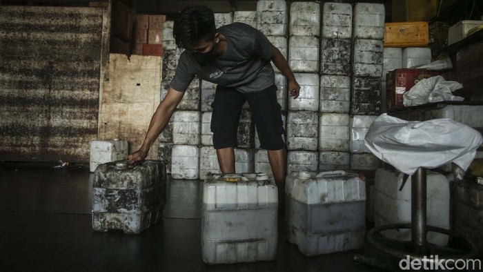 Antrean warga yang hendak membeli minyak goreng curah bersubsidi masih terlihat di Jakarta. Mereka antre demi beli minyak goreng seharga Rp 14 ribu-Rp 15 ribu.
