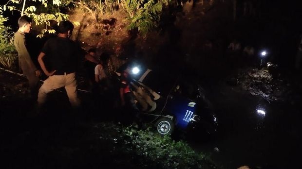 Horor mobil di Bone tiba-tiba jalan mundur lalu jatuh ke sungai (Dok. Istimewa)