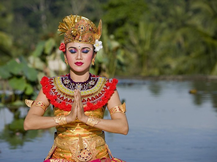 Baju Adat Bali Artis blasteran pakai baju adat Bali