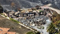 Para warga diungsikan dari Laguna Niguel saat api mulai mengarah ke wilayah permukiman tersebut.   