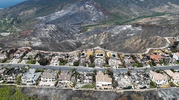 Imbas Kebakaran Hutan, Deretan Rumah Mewah di AS Ini Ludes Terbakar