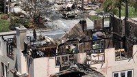 Tampak properti milik warga di Laguna Niguel gosong terbakar akibat kebakaran hutan di wilayah itu.  